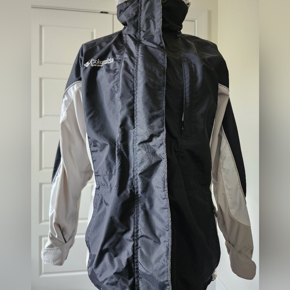 Preowned Columbia womens small ski jacket, navy and white &NO hood&